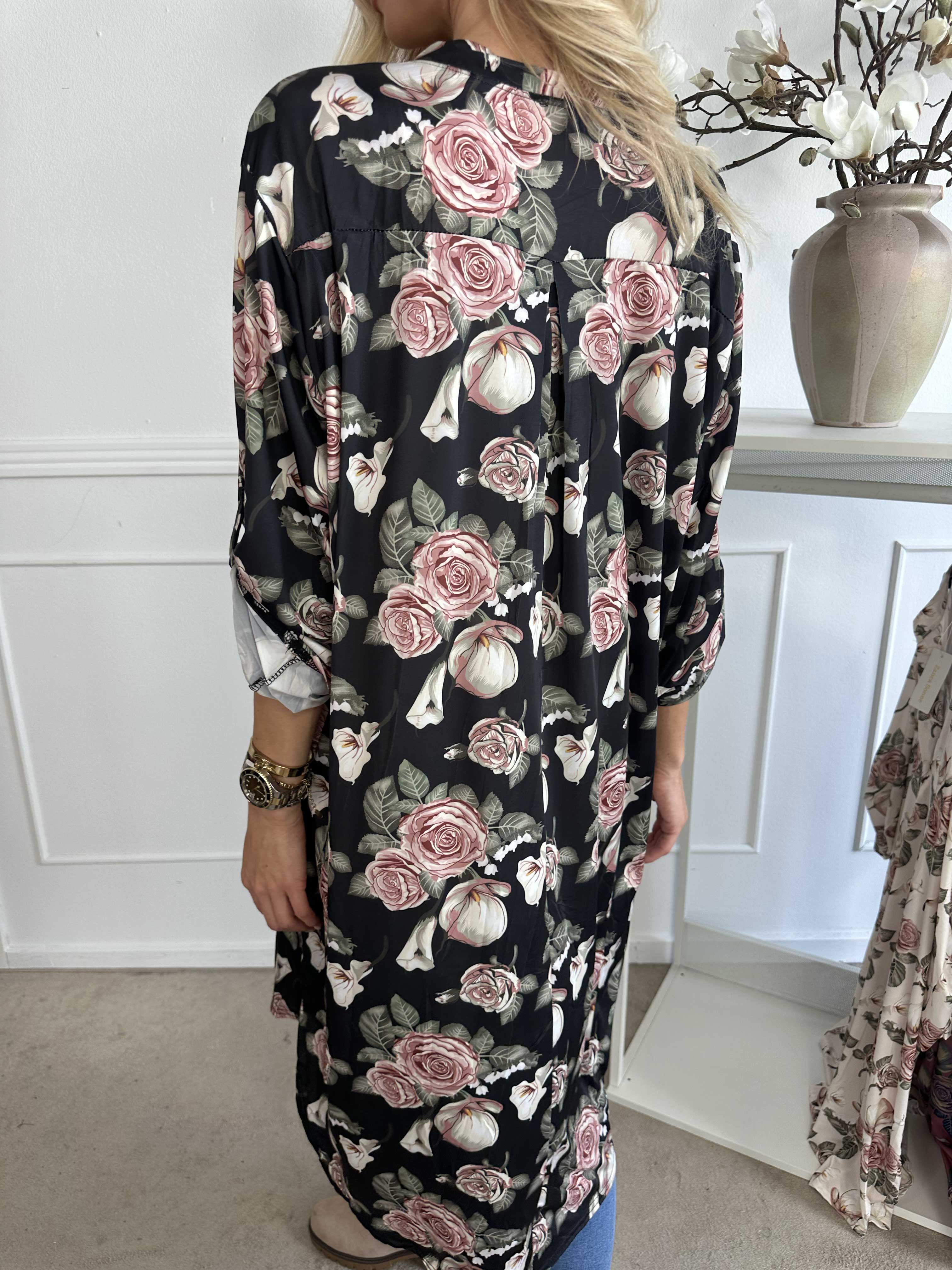 Ebba Flower Long - Sød blomstret kjole i elastisk stof